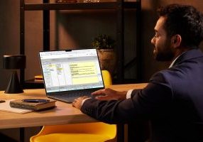 Therapist using ICANotes therapy notes software to complete a progress note in minutes