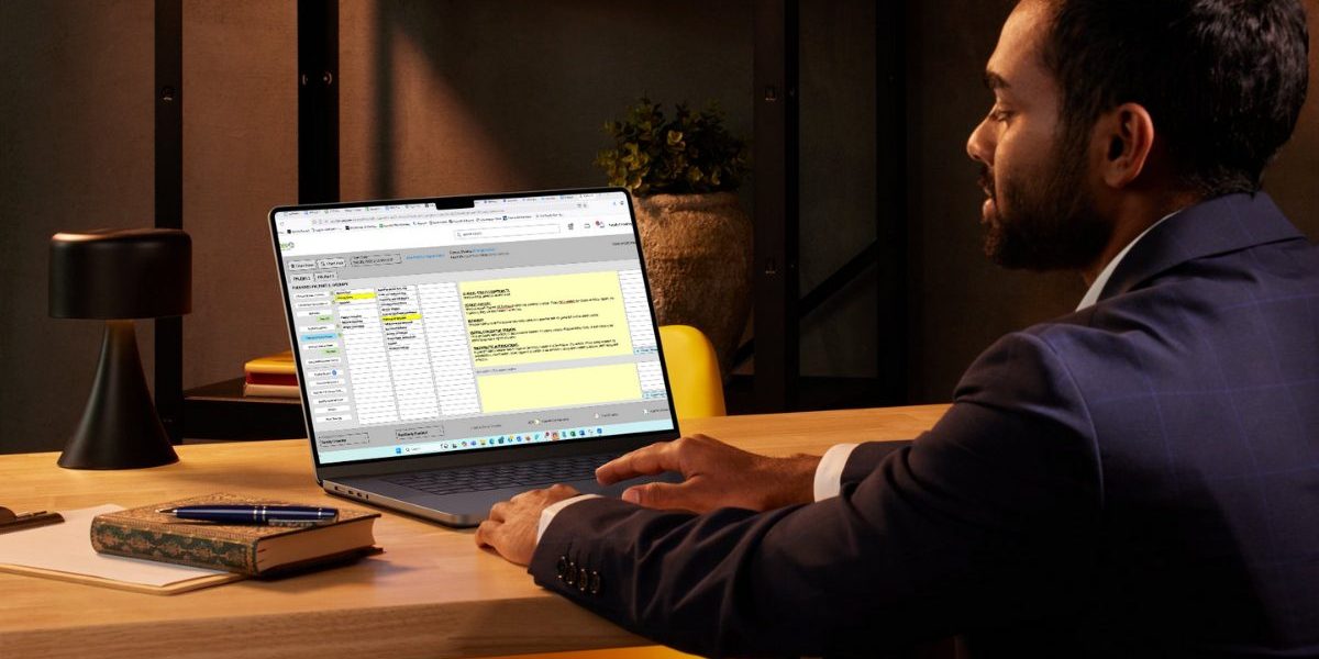Therapist using ICANotes therapy notes software to complete a progress note in minutes